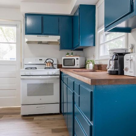 Retro Retreat Renovated 2Br, Desk, No Chore List! Kingston Bagian luar foto