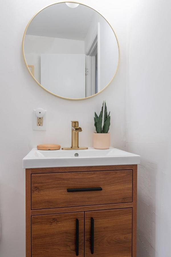 Retro Retreat Renovated 2Br, Desk, No Chore List! Kingston Bagian luar foto