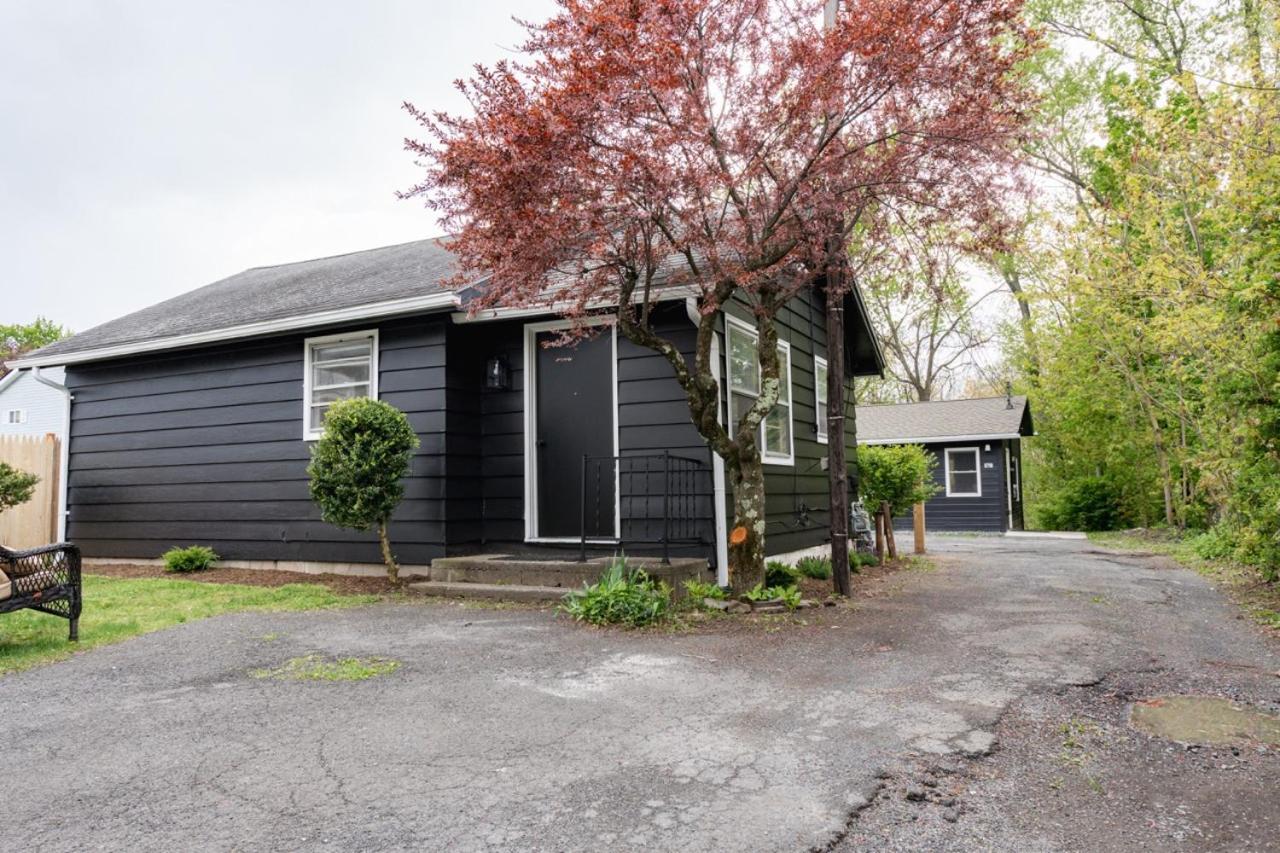 Retro Retreat Renovated 2Br, Desk, No Chore List! Kingston Bagian luar foto
