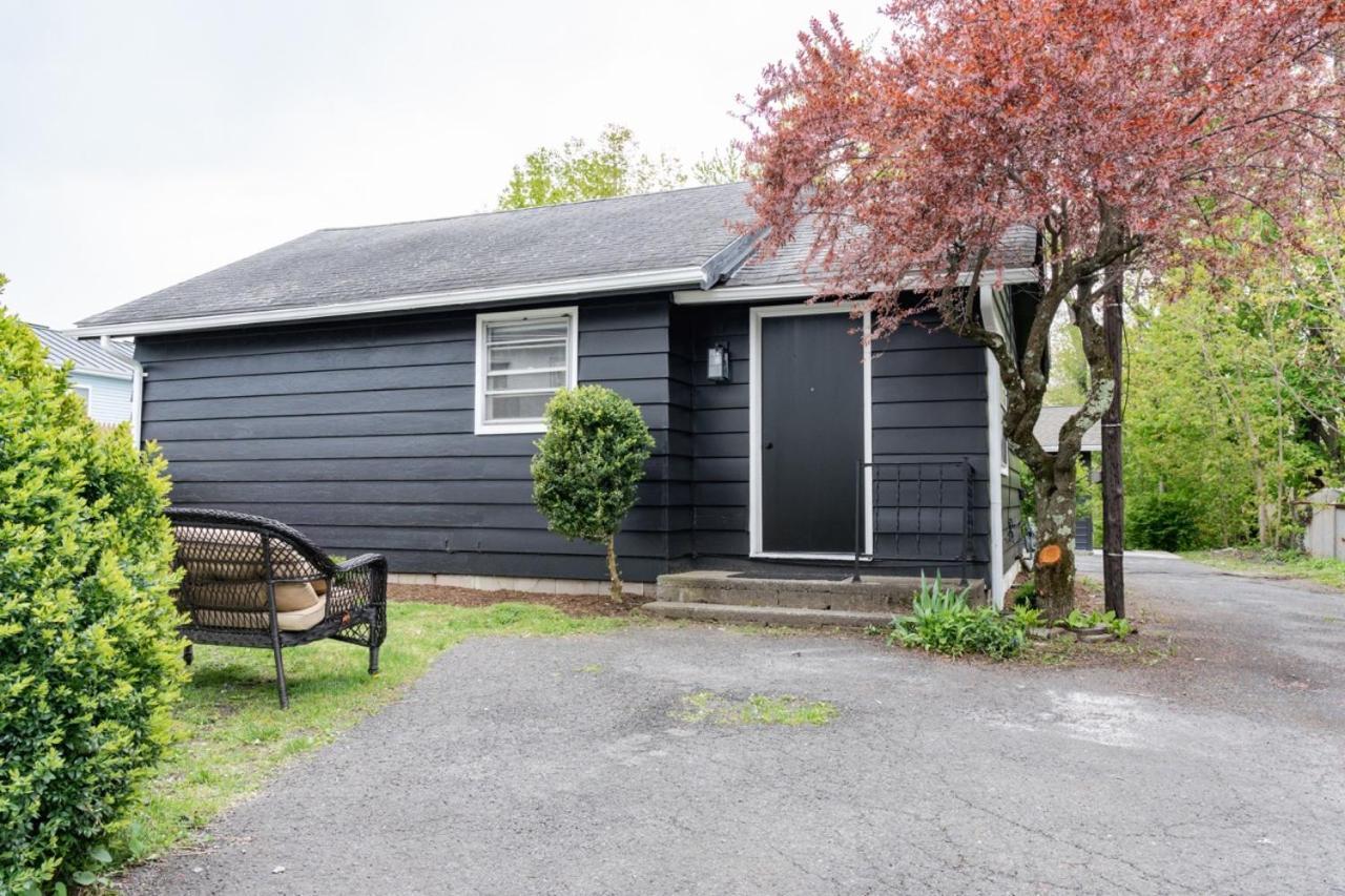 Retro Retreat Renovated 2Br, Desk, No Chore List! Kingston Bagian luar foto